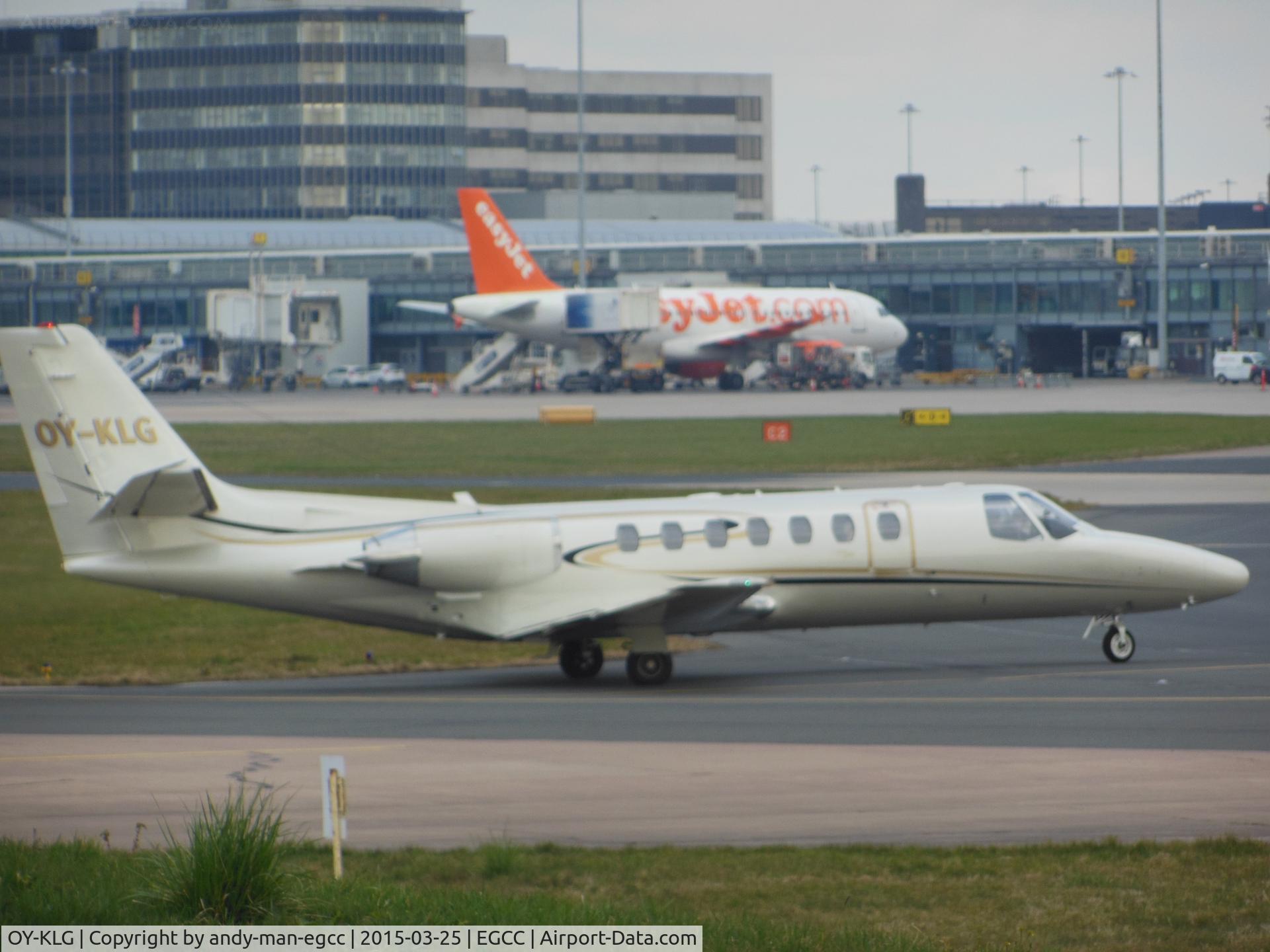 OY-KLG, 1997 Cessna 560 Citation Ultra C/N 560-0401, dept the landmark exc ramp taxing out to the runway