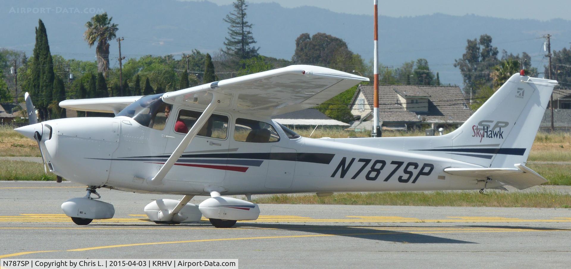N787SP, 2001 Cessna 172S C/N 172S8714, A local 2001 Cessna 172SP stuck on taxiway Y with a flat tire.