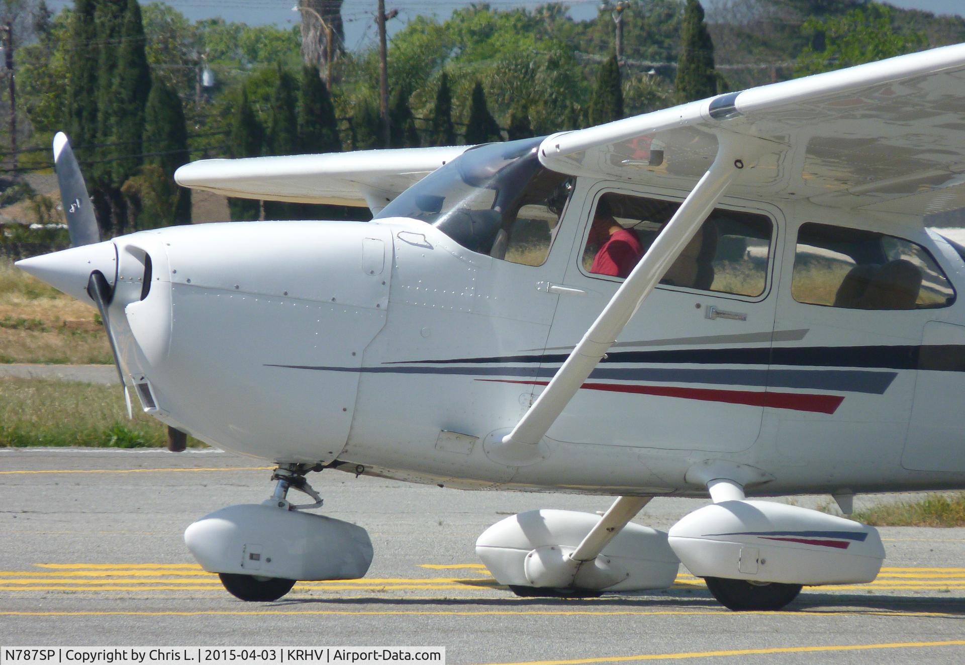 N787SP, 2001 Cessna 172S C/N 172S8714, A local 2001 Cessna 172SP stuck on taxiway Y with a flat tire.