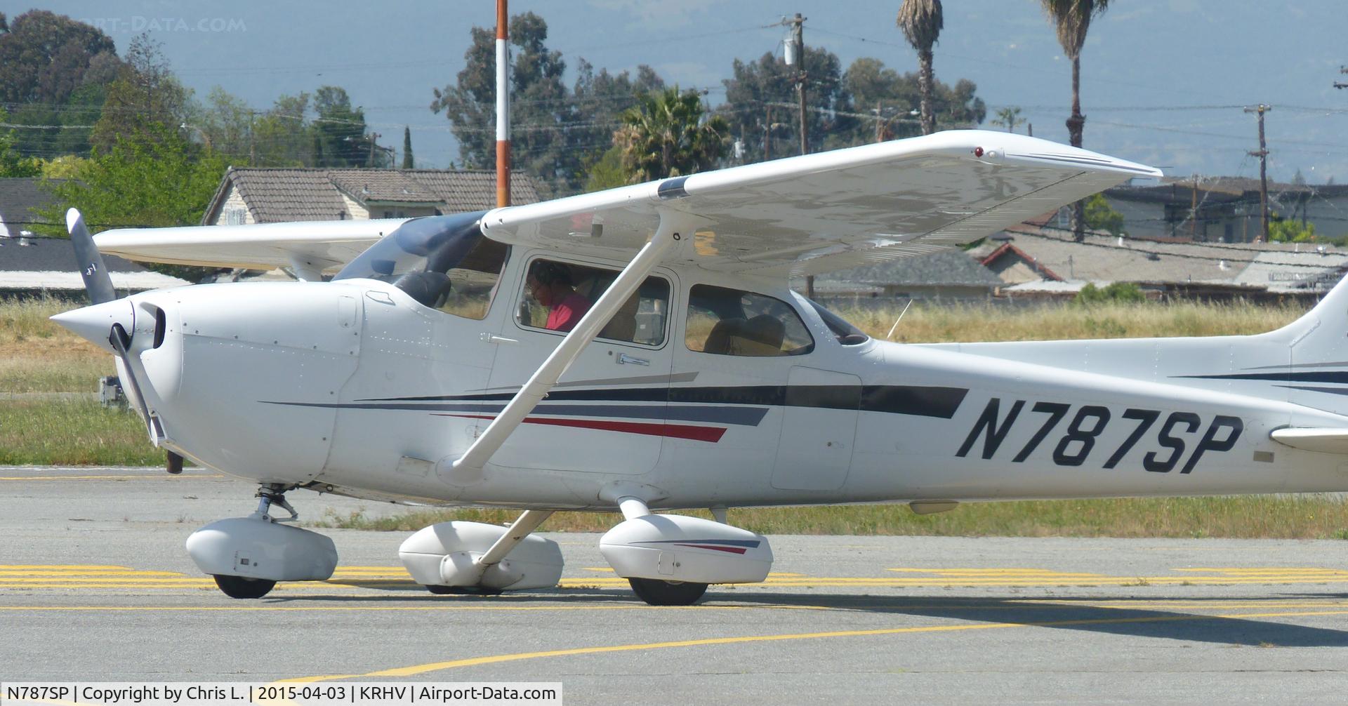 N787SP, 2001 Cessna 172S C/N 172S8714, A local 2001 Cessna 172SP stuck on taxiway Y with a flat tire.
