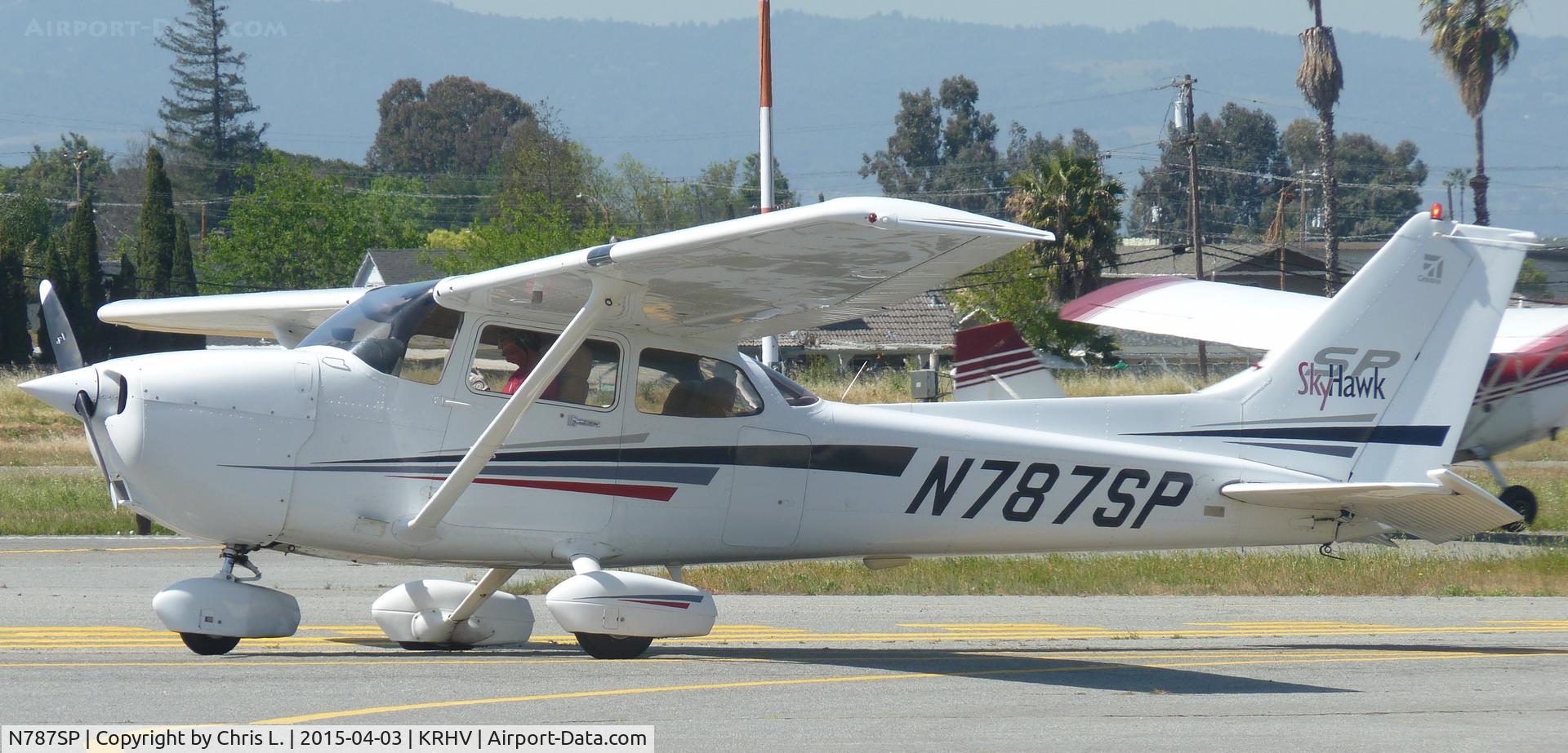 N787SP, 2001 Cessna 172S C/N 172S8714, A local 2001 Cessna 172SP stuck on taxiway Y with a flat tire.