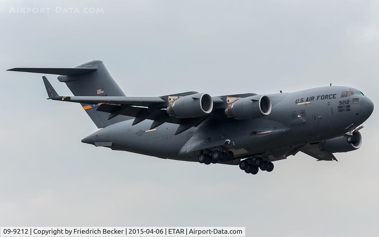 09-9212, 2011 Boeing C-17A Globemaster III C/N P-212, on final RW08