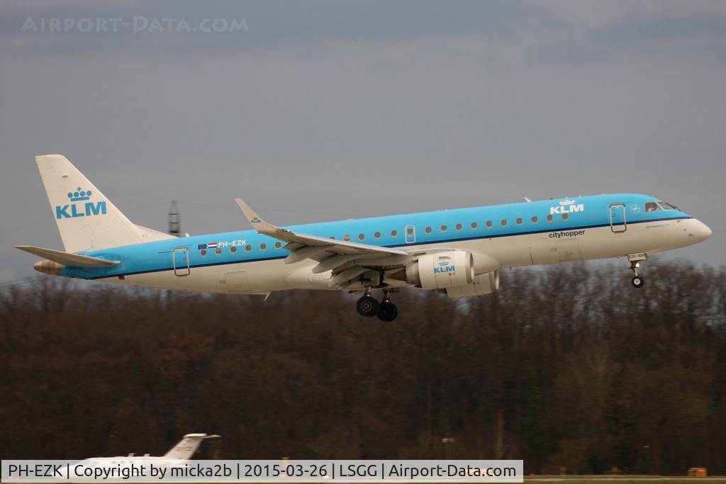 PH-EZK, 2009 Embraer 190LR (ERJ-190-100LR) C/N 19000326, Landing