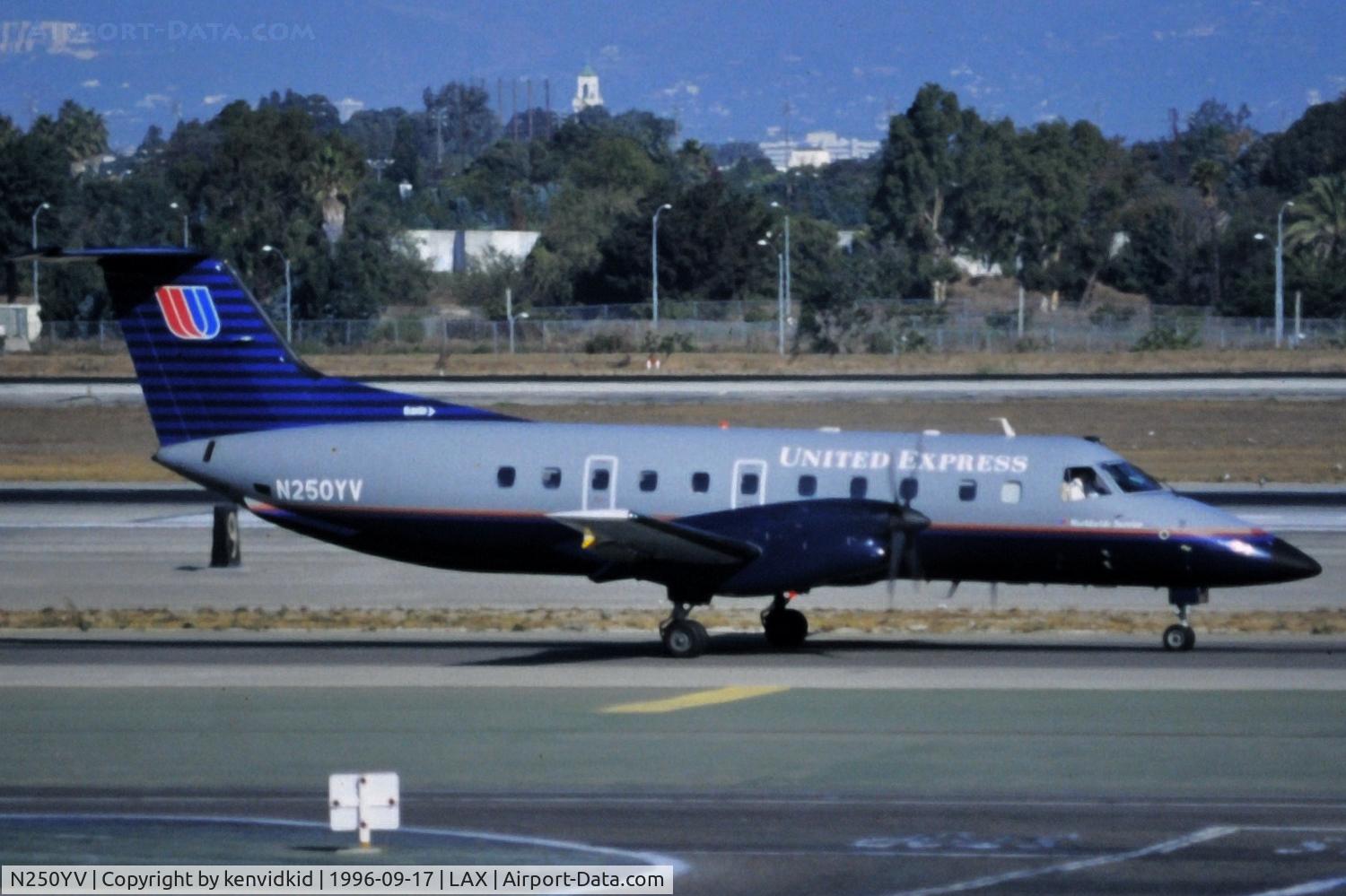 N250YV, 1993 Embraer EMB-120ER Brasilia C/N 120250, Taxiing