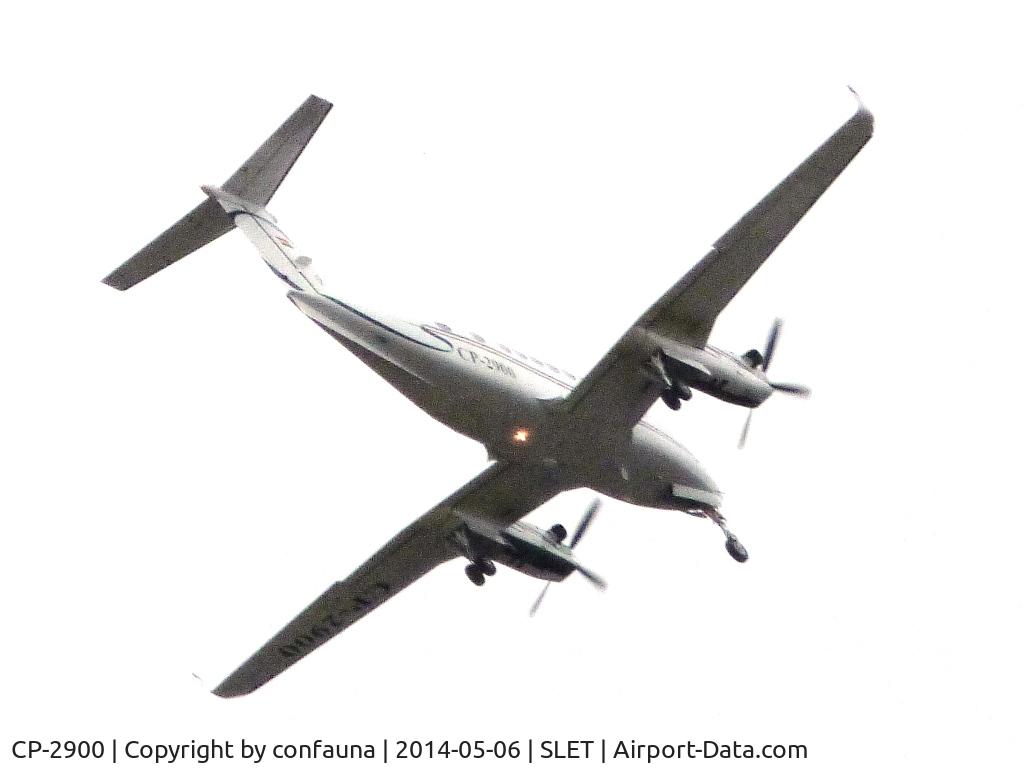 CP-2900, 1994 Beechcraft Super King Air 350 C/N FL-119, Arriving to El Trompillo with low light