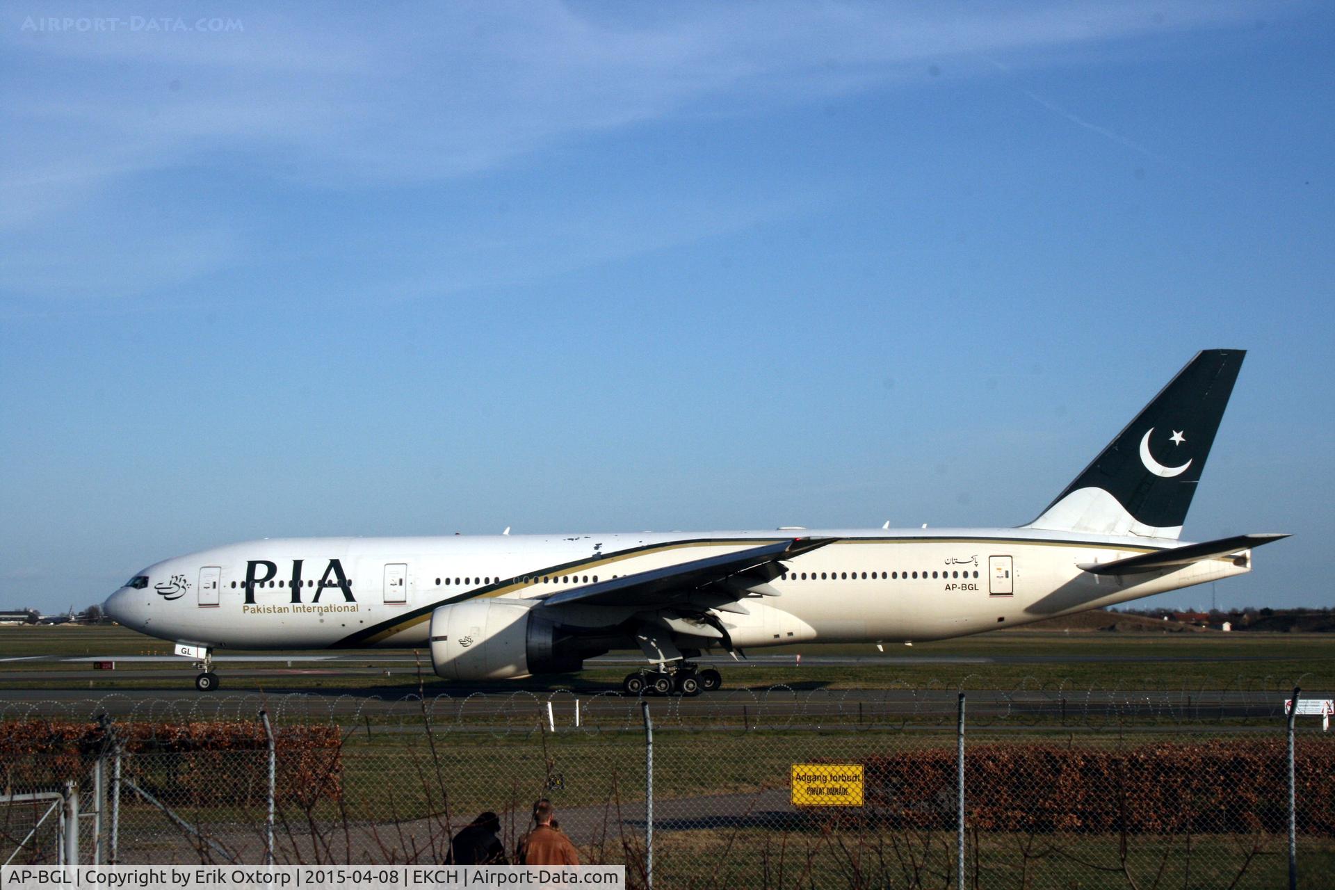 AP-BGL, 2004 Boeing 777-240/ER C/N 33777, AP-BGL just arrived rw 04L