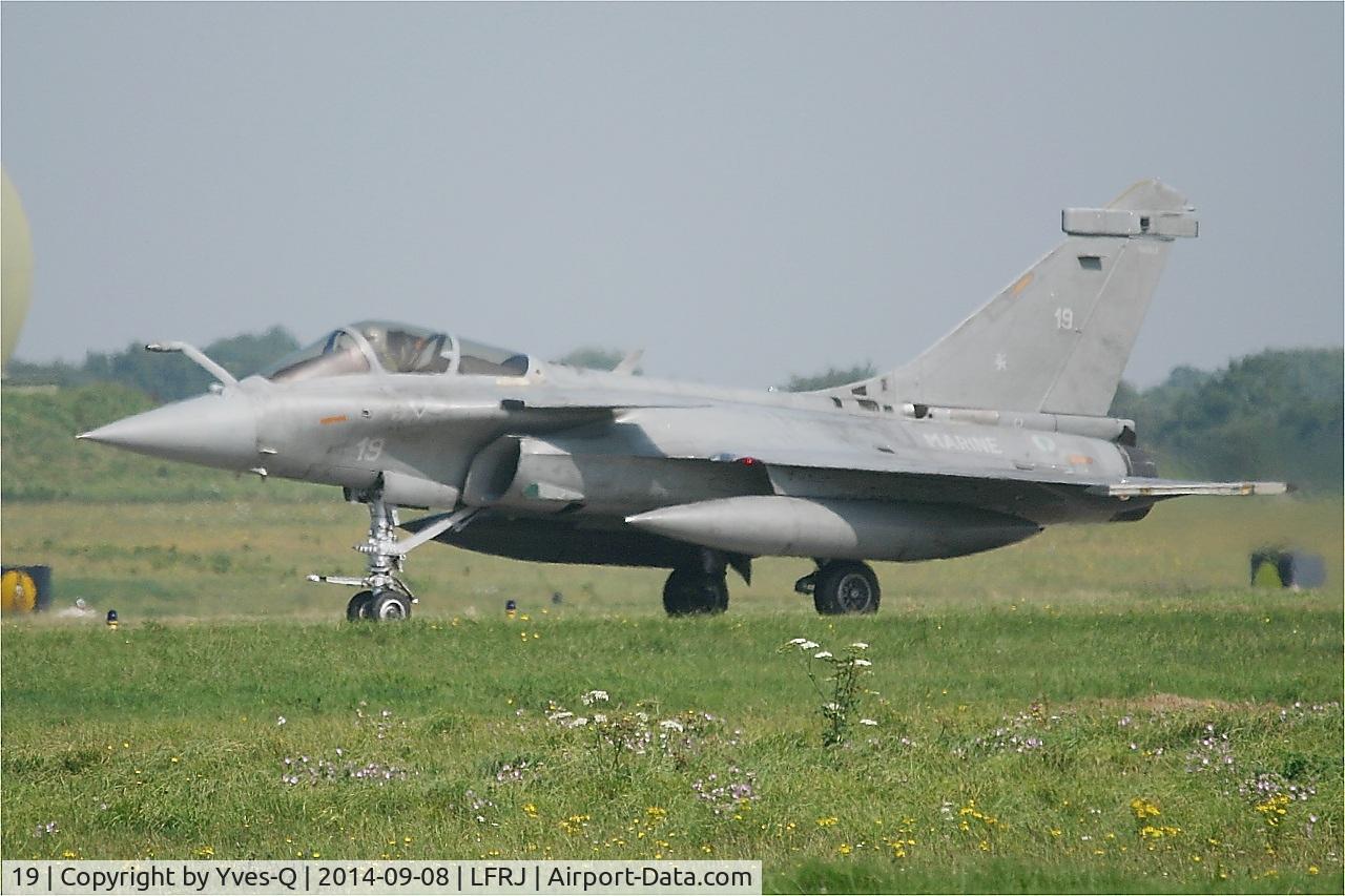 19, Dassault Rafale M C/N 19, Dassault Rafale M, Taxiing to holding point rwy 08, Landivisiau Naval Air Base (LFRJ)