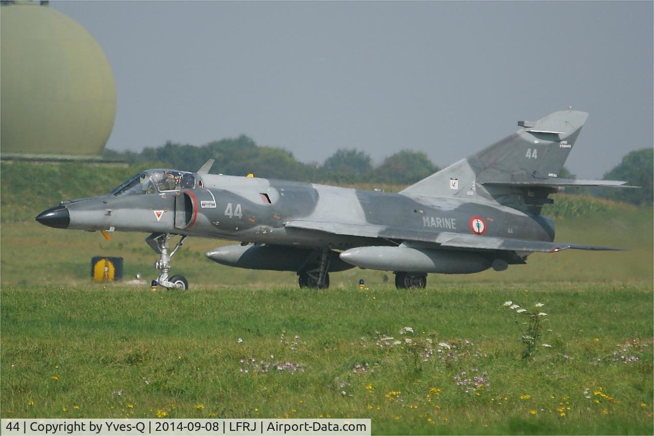 44, Dassault Super Etendard C/N 44, Dassault Super Etendard M, Taxiing to holding point rwy 08, Landivisiau Naval Air Base (LFRJ)