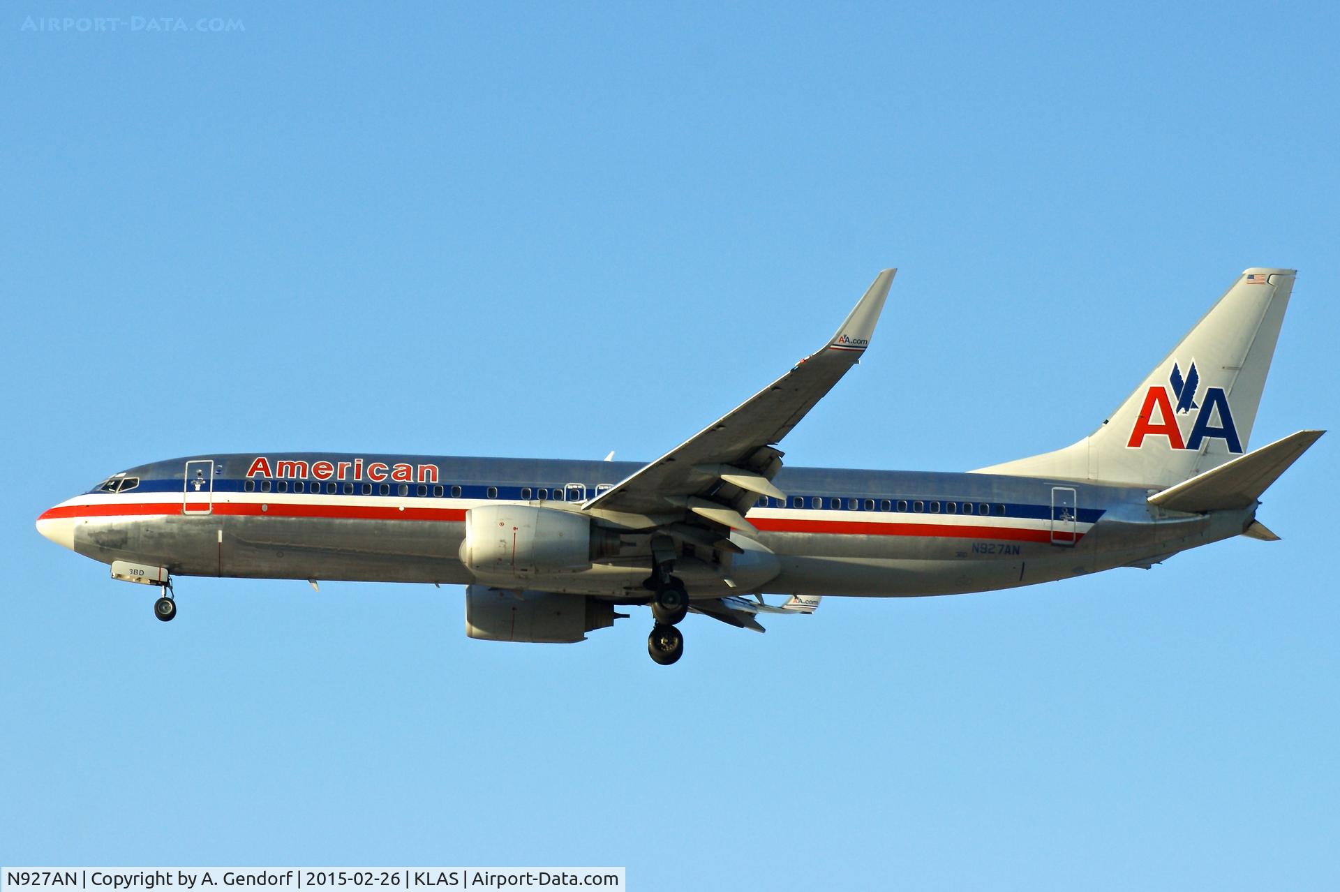 N927AN, 2000 Boeing 737-823 C/N 30077, American Airlines, is here landing at Las Vegas Int'l(KLAS)