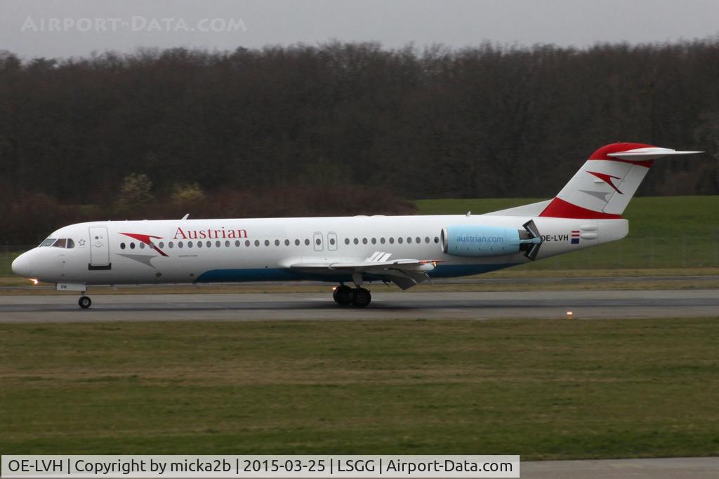 OE-LVH, 1993 Fokker 100 (F-28-0100) C/N 11456, Landing