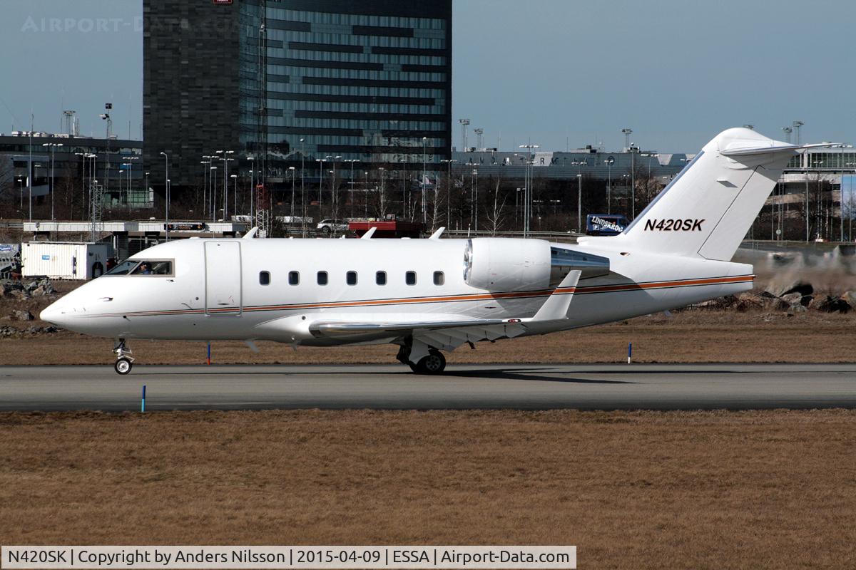 N420SK, 2004 Bombardier Challenger 604 (CL-600-2B16) C/N 5590, Taxiing for take off.