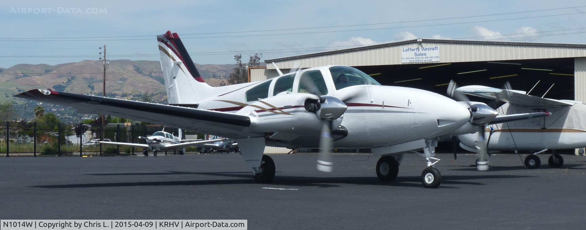 N1014W, 1973 Beech E-55 Baron C/N TE-906, A local 1973 Beecraft Baron 55 taxing out from the Lafferty Hangar for a short hop to San Jose International.