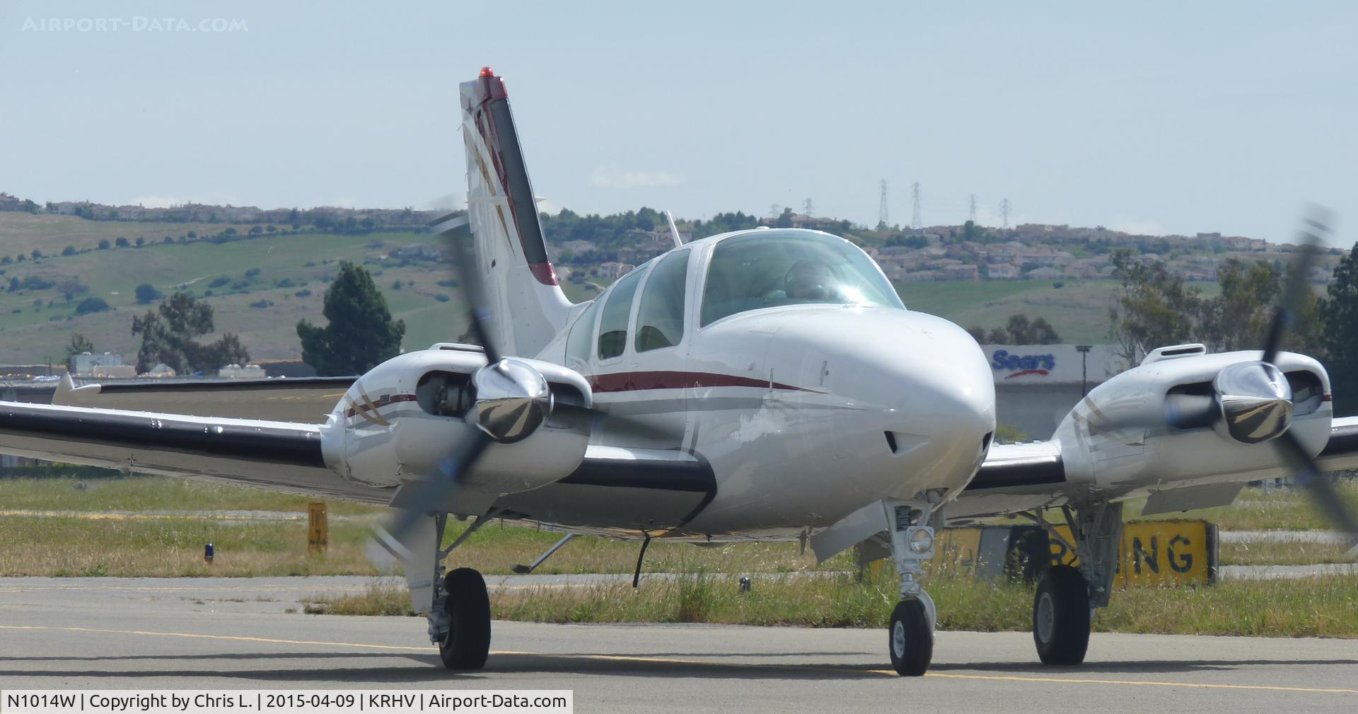N1014W, 1973 Beech E-55 Baron C/N TE-906, A local 1973 Beechcraft Baron taxing down Z heading back to the Lafferty Aircraft Sales hangar.