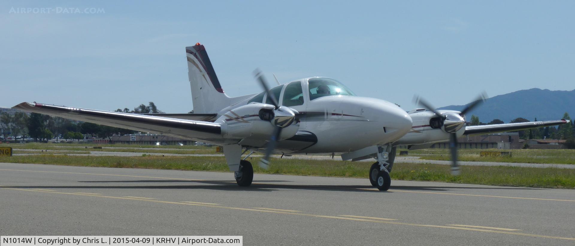 N1014W, 1973 Beech E-55 Baron C/N TE-906, A local 1973 Beechcraft Baron 55 taxing down Z heading back to the Lafferty Aircraft Sales hangar.
