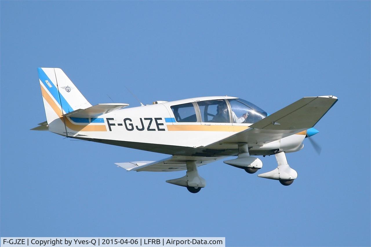 F-GJZE, Robin DR-400-120 Petit Prince C/N 2005, Robin DR-400-120, Take off rwy 07R, Brest-Bretagne airport (LFRB-BES)