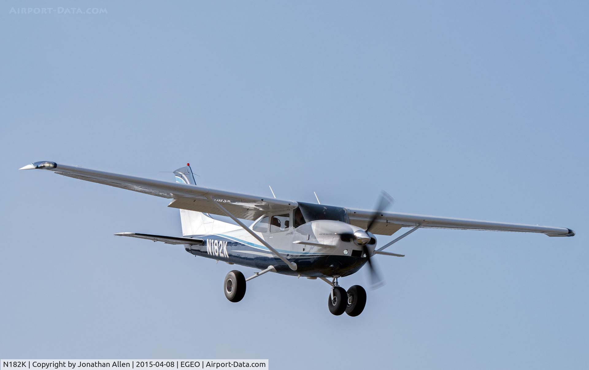N182K, 1979 Cessna 182Q Skylane C/N 182-66882, On approach to Runway 01, Oban Airport.