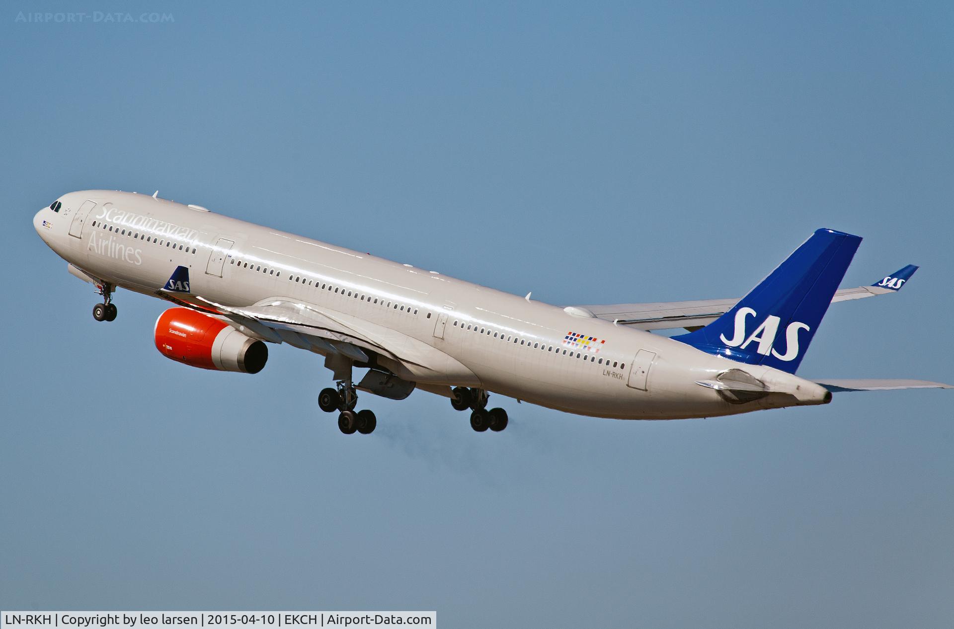 LN-RKH, 2002 Airbus A330-343 C/N 497, Copenhagen Kastrup 10.4.15
Observe the smoke from Wheels.
