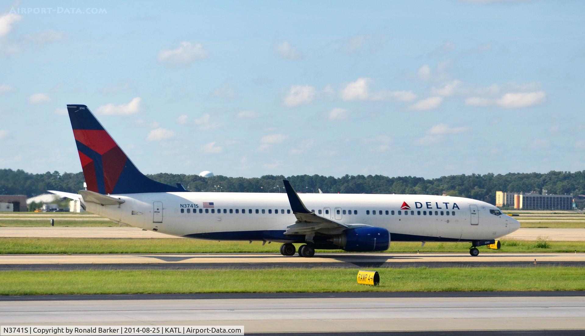 N3741S, 2001 Boeing 737-832 C/N 30487, Taxi Atlanta