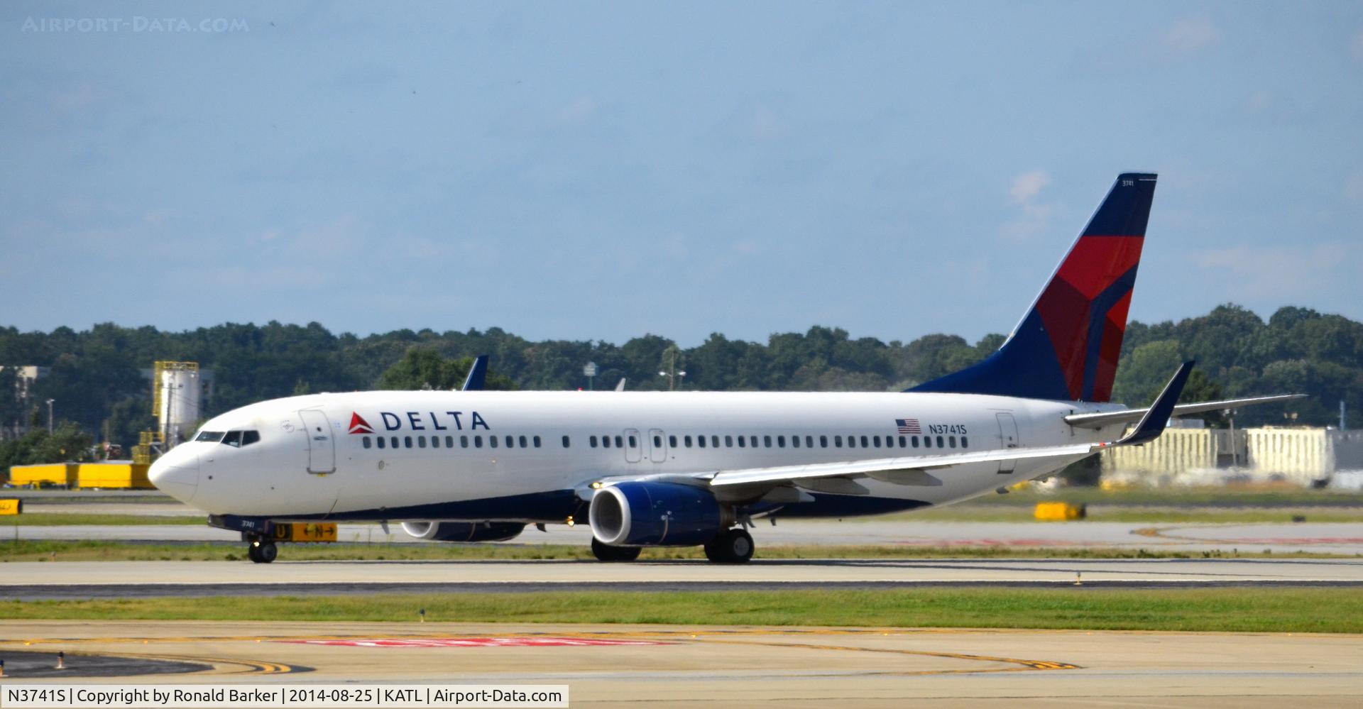 N3741S, 2001 Boeing 737-832 C/N 30487, Takeoff Atlanta