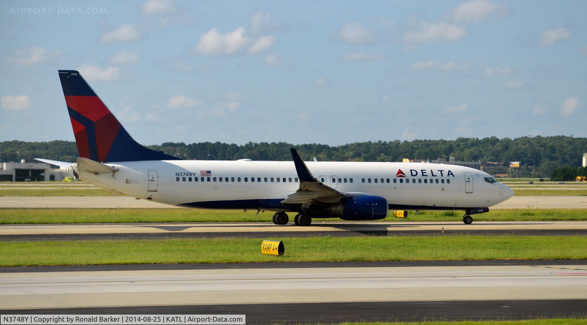 N3748Y, 2001 Boeing 737-832 C/N 30489, Taxi Atlanta