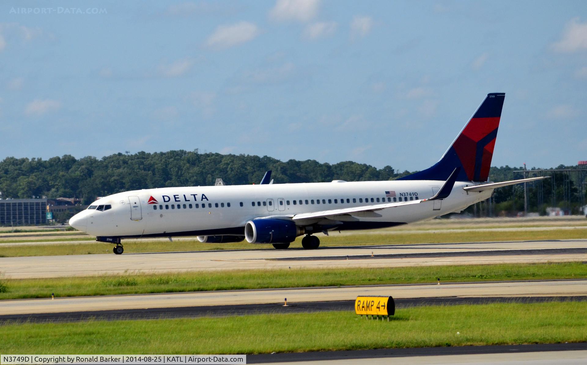 N3749D, 2001 Boeing 737-832 C/N 30490, Taxi Atlanta