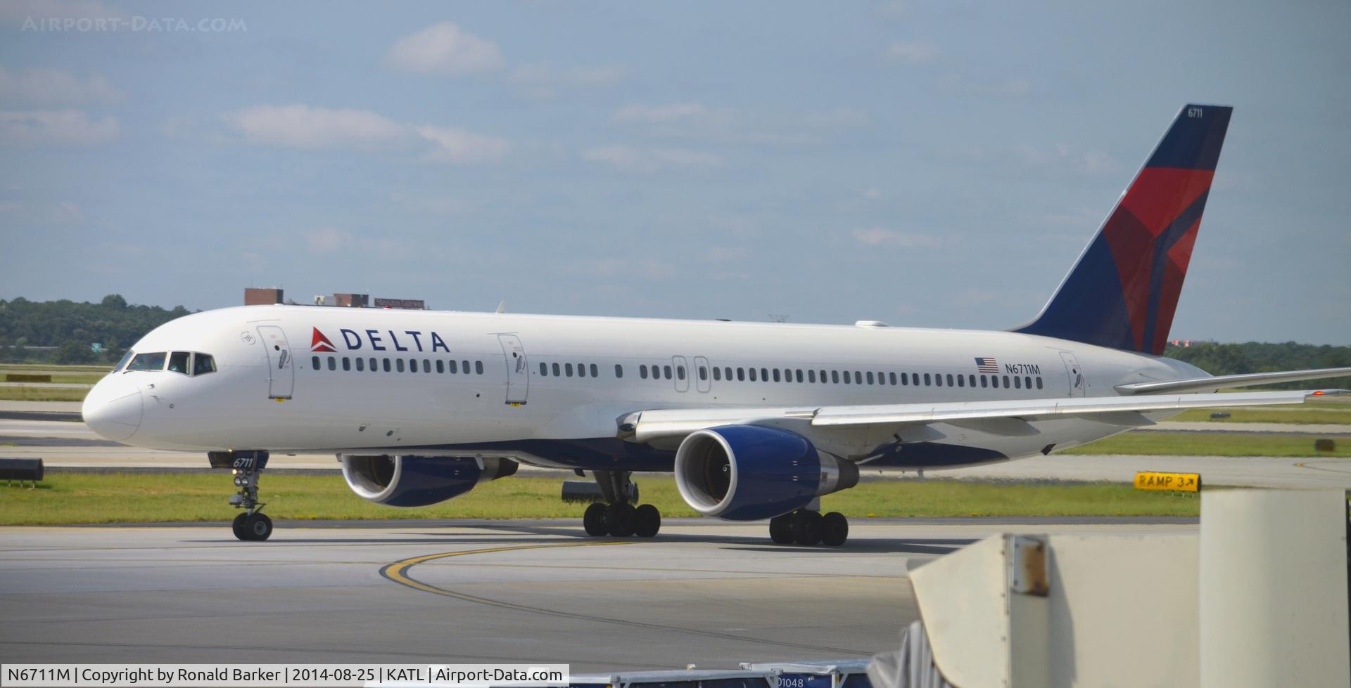 N6711M, 2000 Boeing 757-232 C/N 30483, Taxi Atlanta