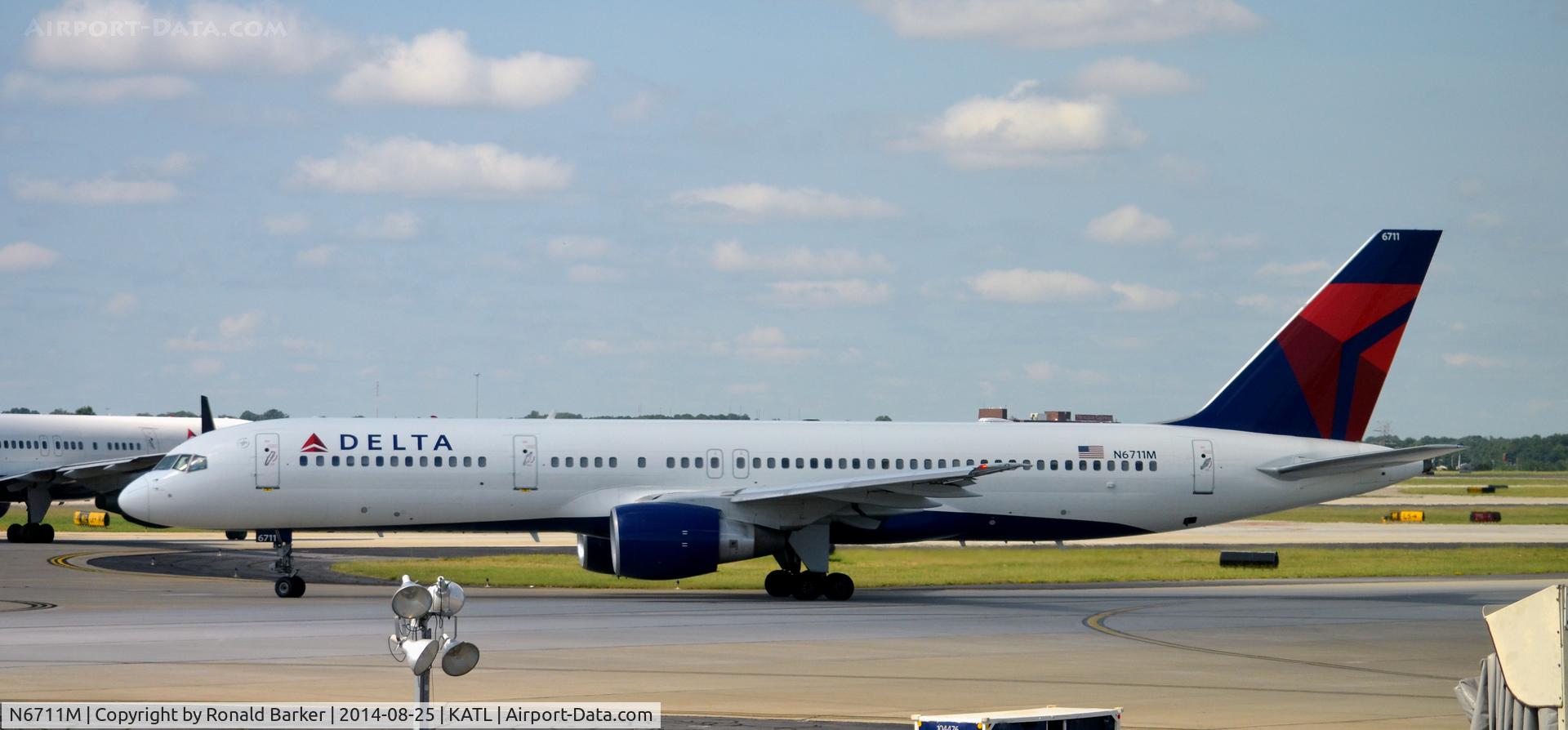 N6711M, 2000 Boeing 757-232 C/N 30483, Taxi Atlanta