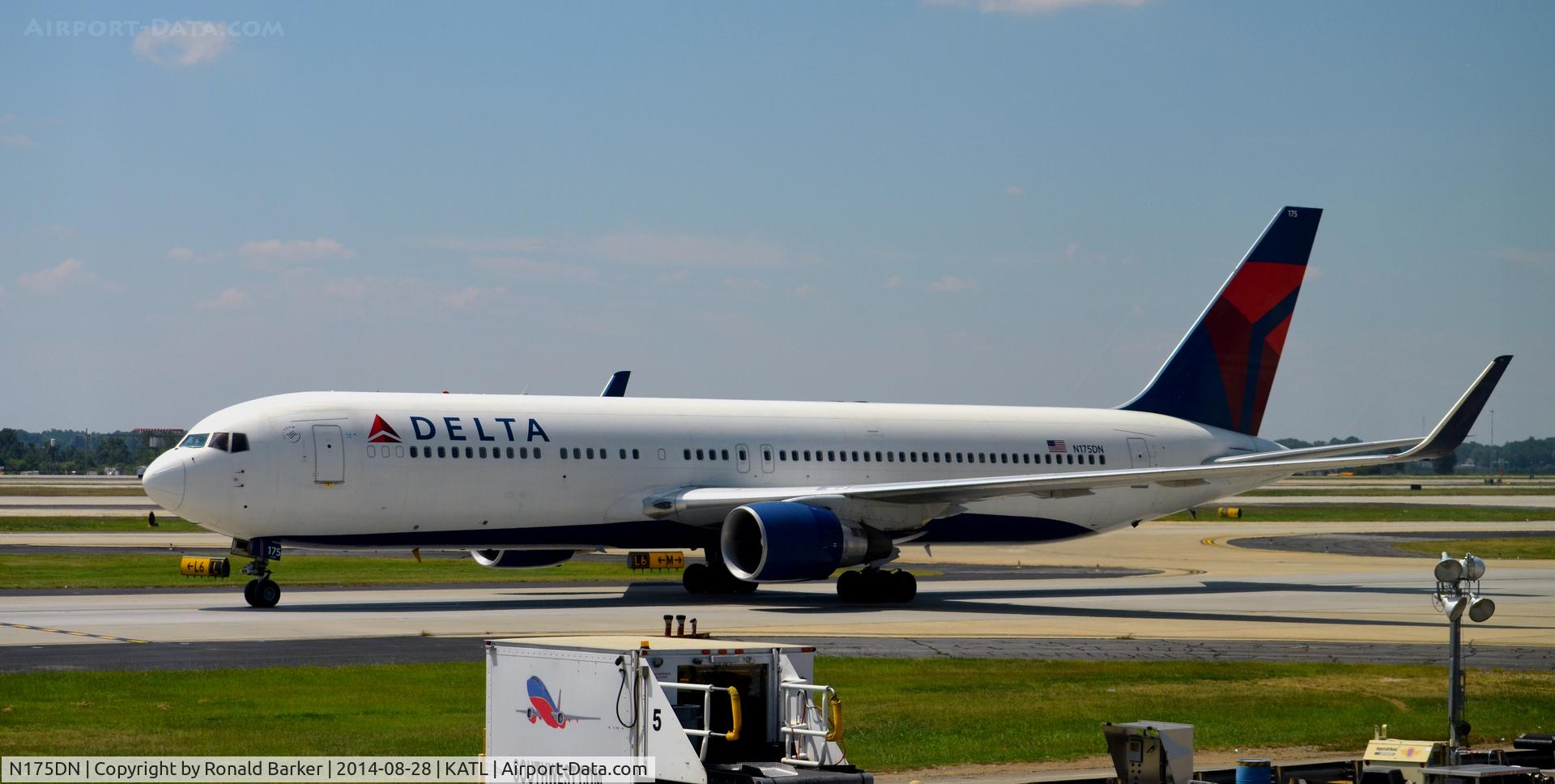 N175DN, 1990 Boeing 767-332 C/N 24803, Taxi Atlanta