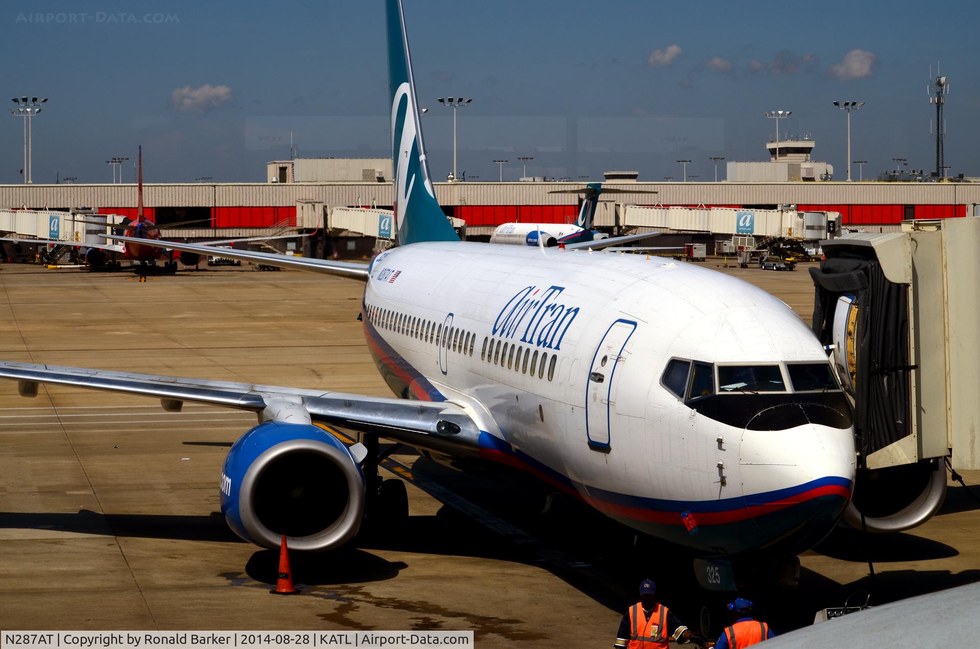 N287AT, 2006 Boeing 737-76N C/N 32671, At the gate Atlanta