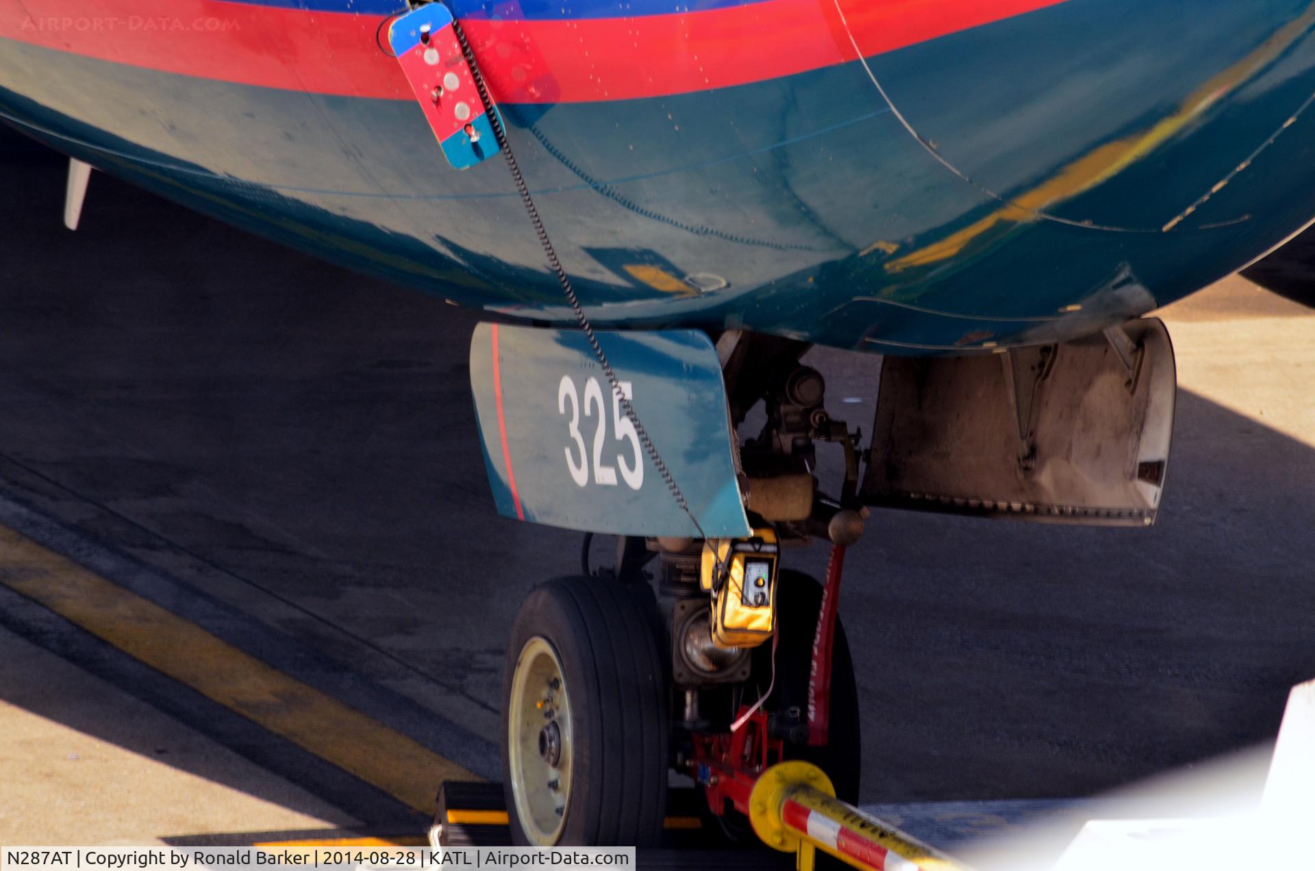 N287AT, 2006 Boeing 737-76N C/N 32671, At the gate