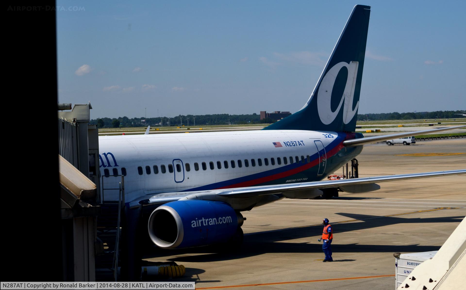 N287AT, 2006 Boeing 737-76N C/N 32671, At the gate Atlanta