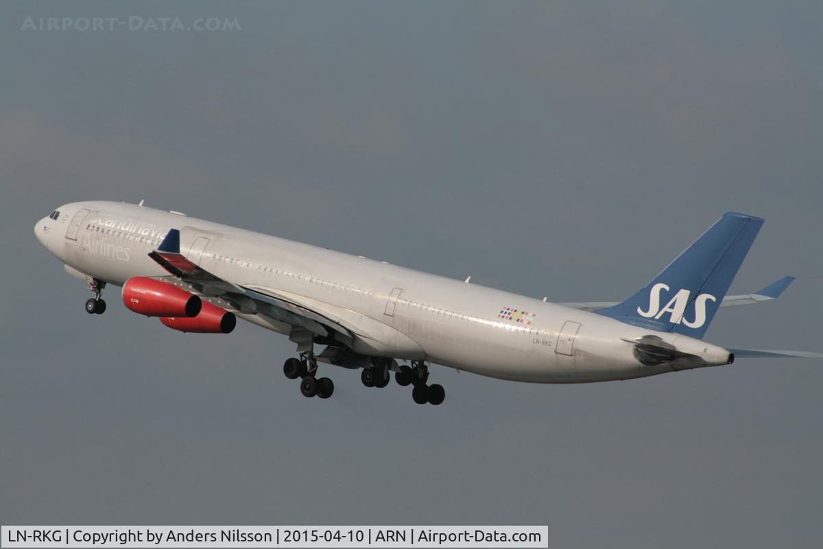 LN-RKG, 2001 Airbus A340-313X C/N 424, Departing runway 19R to Chicago.