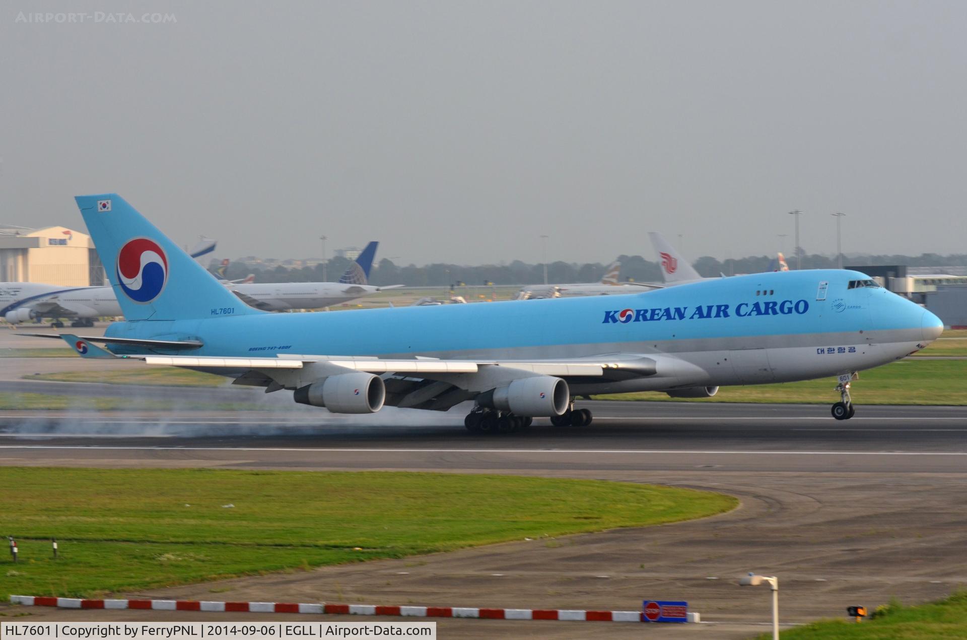 HL7601, 2004 Boeing 747-4B5F/SCD C/N 33949, Korean freigher using up some rubber on arrival in LHR.