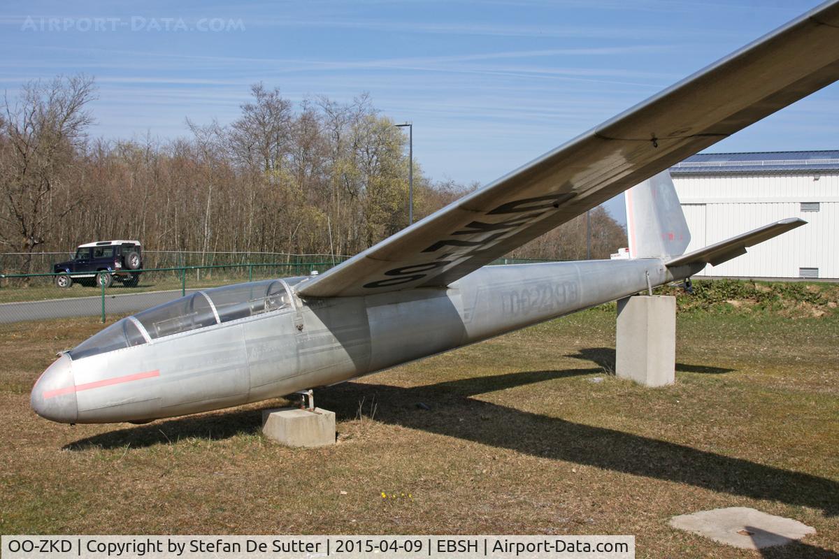OO-ZKD, 1973 Let L-13 Blanik C/N 025707, Gate guard @ EBSH.