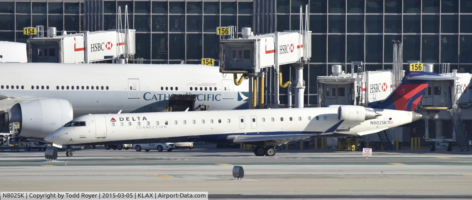 N802SK, 2006 Canadair CL-600-2D24 Regional Jet CRJ-900 C/N 15061, Taxiing for departure at LAX