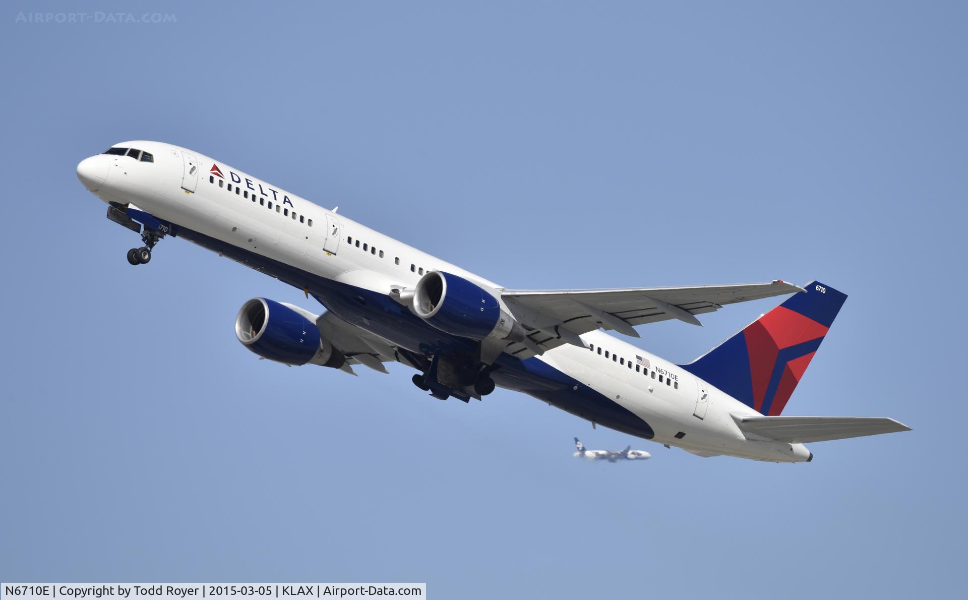N6710E, 2000 Boeing 757-232 C/N 30482, Departing LAX on 25R