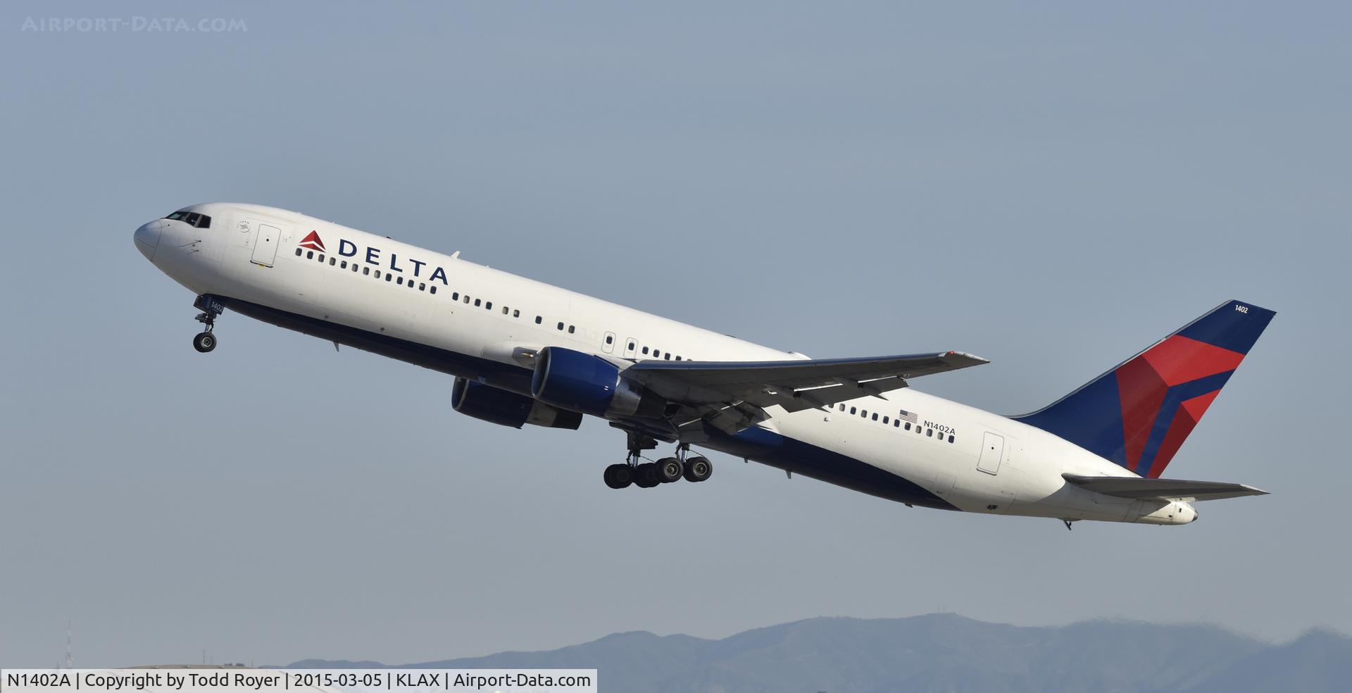 N1402A, 1993 Boeing 767-332 C/N 25989, Departing LAX on 25R