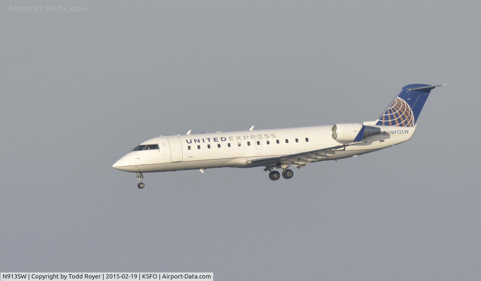 N913SW, 2001 Bombardier CRJ-200ER (CL-600-2B19) C/N 7597, Landing at SFO