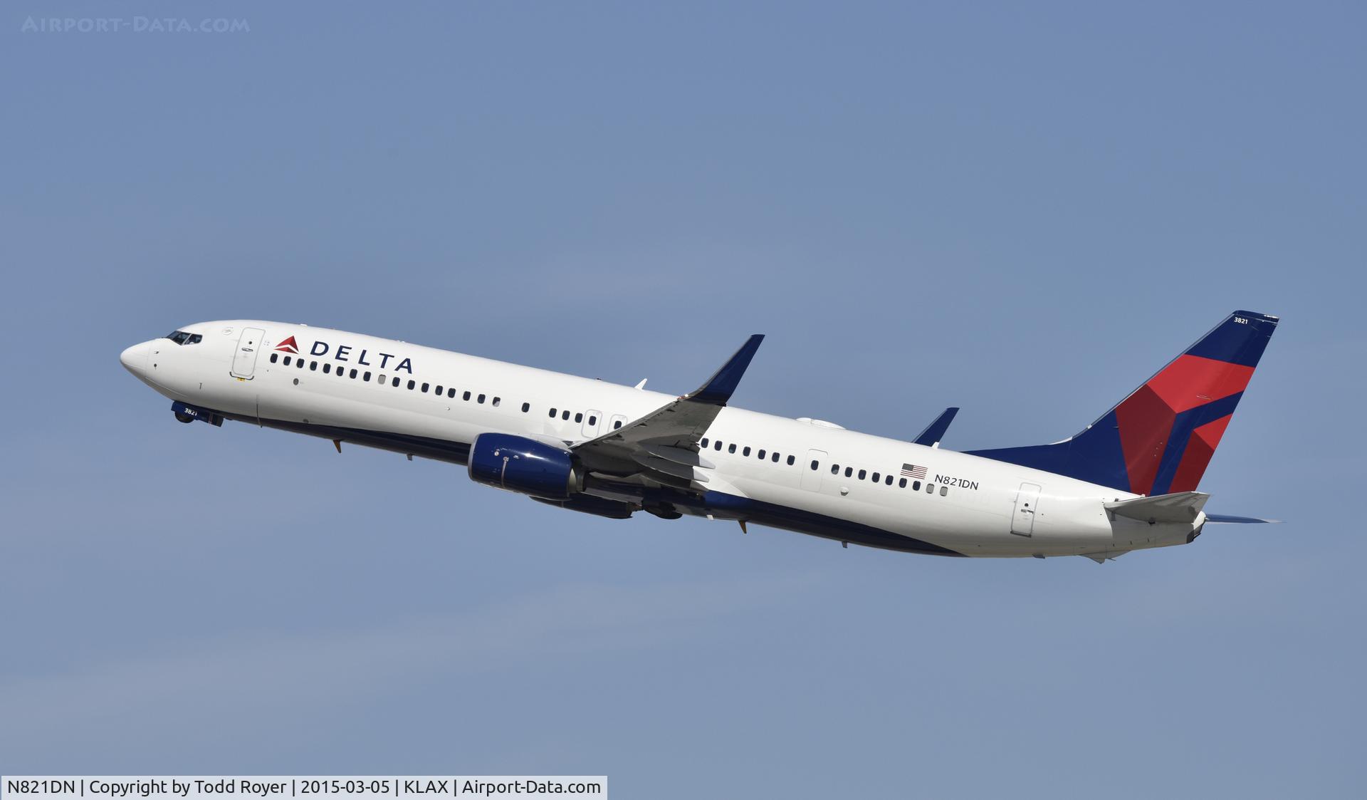 N821DN, 2014 Boeing 737-932/ER C/N 31932, Departing LAX on 25R