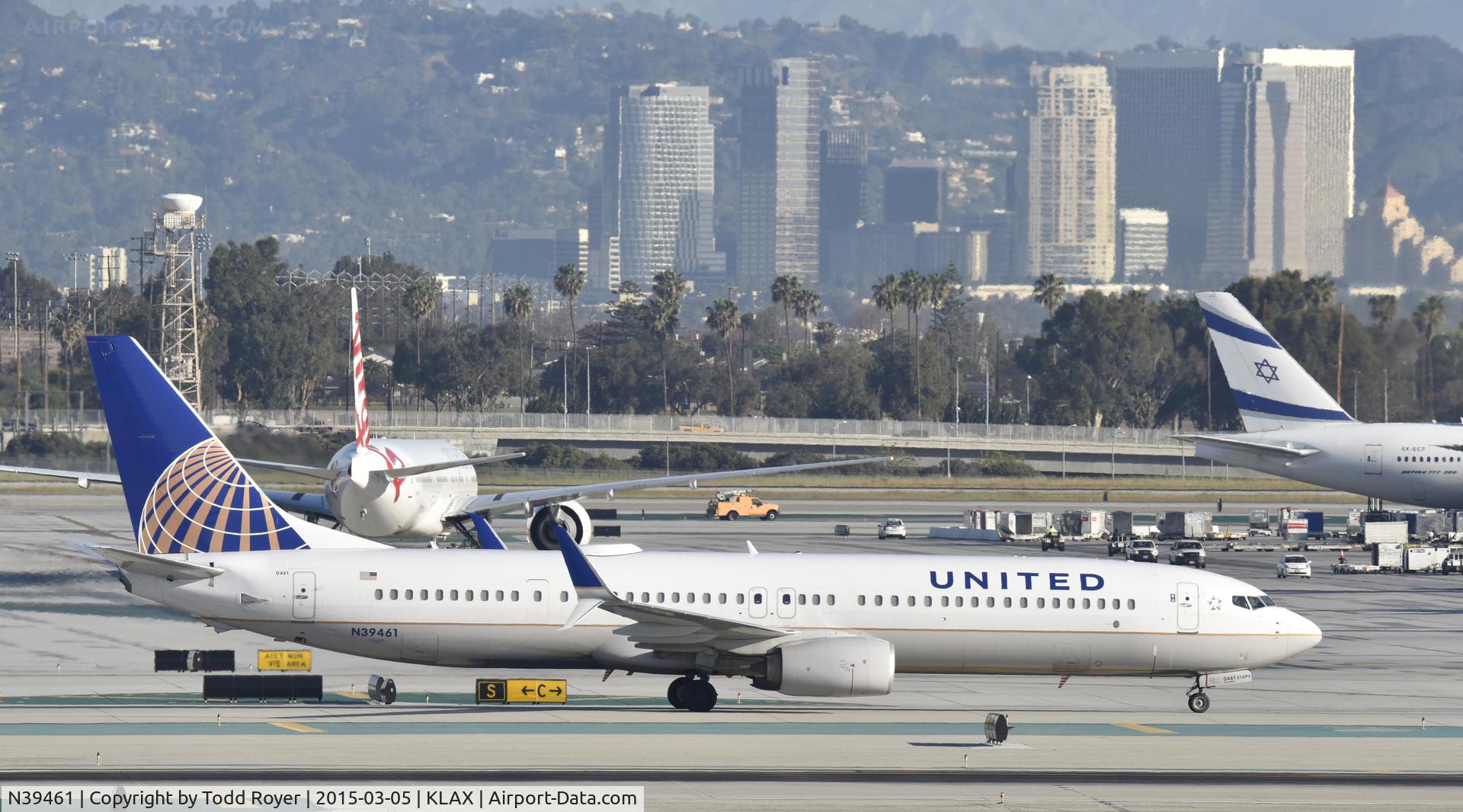 N39461, 2012 Boeing 737-924/ER C/N 37201, Taxiing to gate at LAX