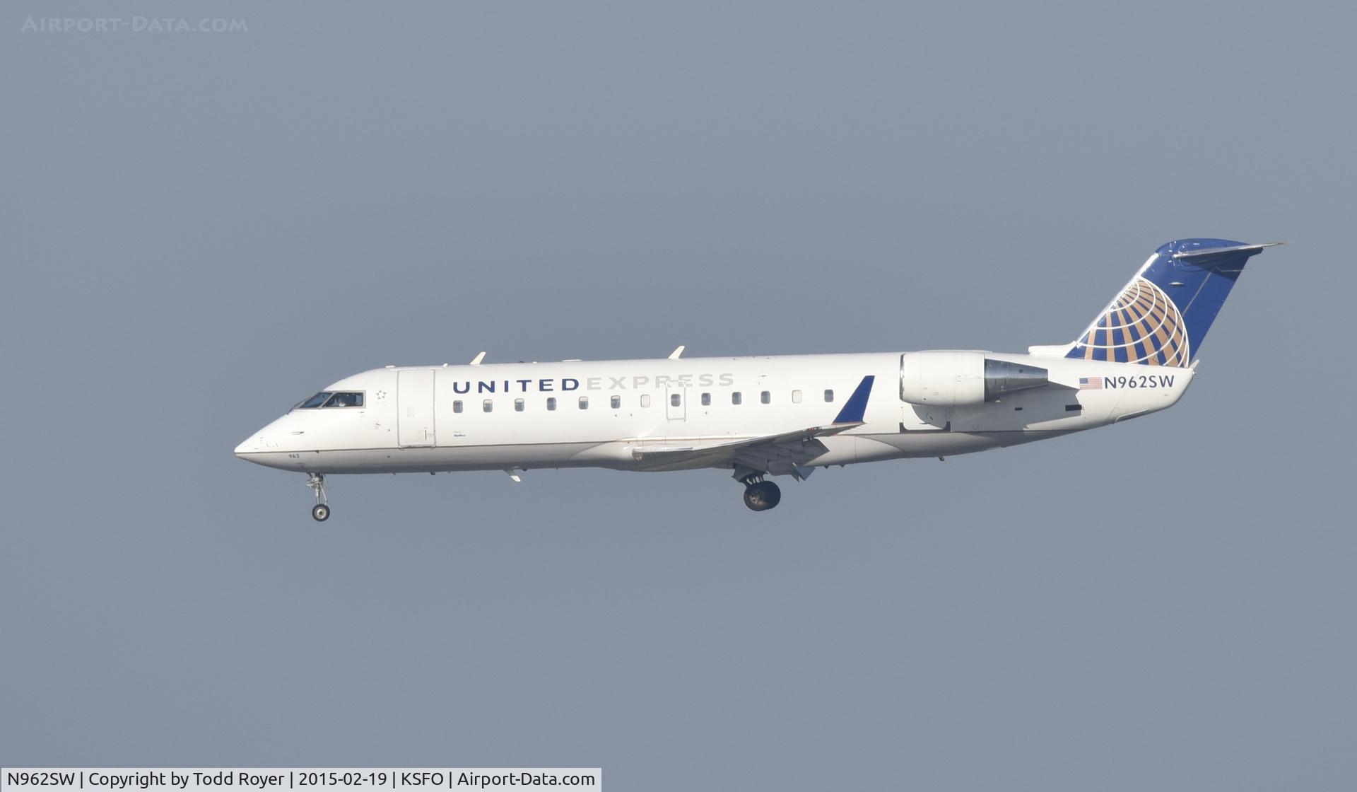 N962SW, 2003 Bombardier CRJ-200ER (CL-600-2B19) C/N 7859, Landing at SFO