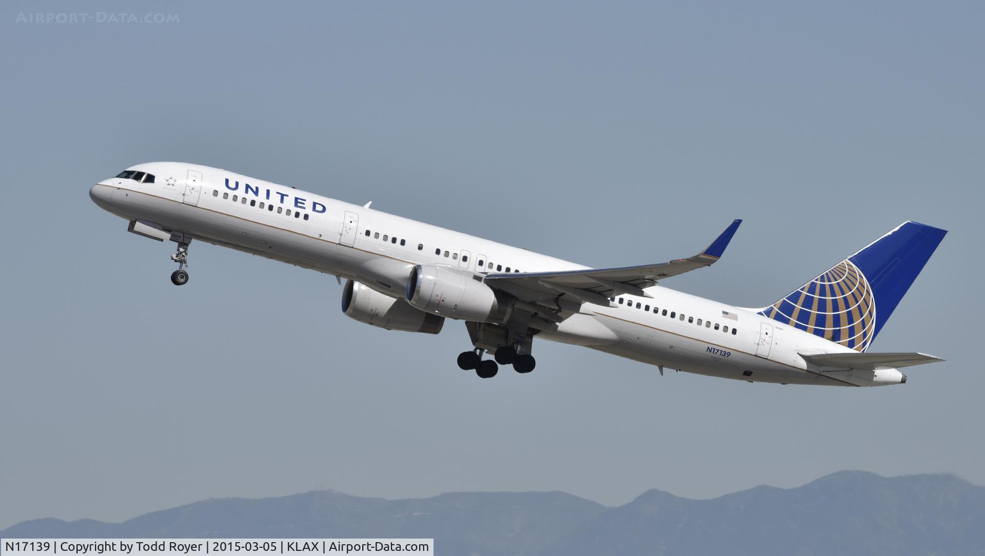 N17139, 2000 Boeing 757-224 C/N 30352, Departing LAX on 25R