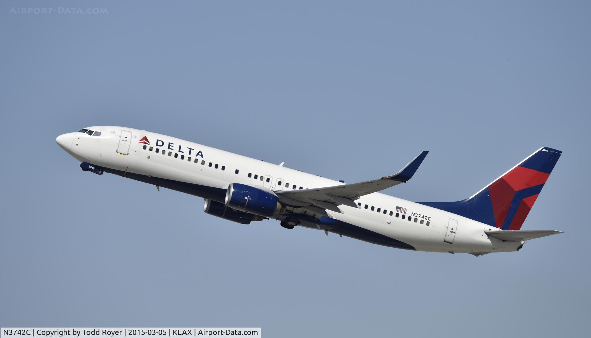N3742C, 2001 Boeing 737-832 C/N 30835, Departing LAX on 25R