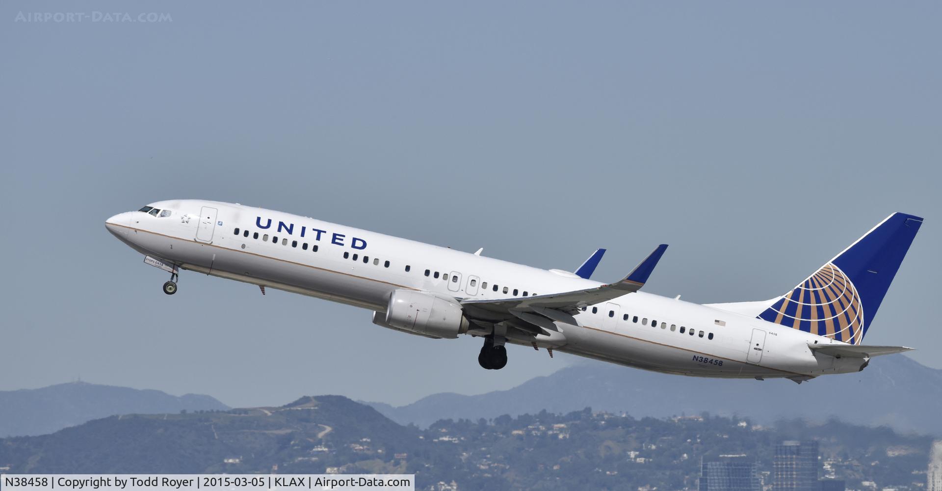 N38458, 2012 Boeing 737-924/ER C/N 37199, Departing LAX on 25R
