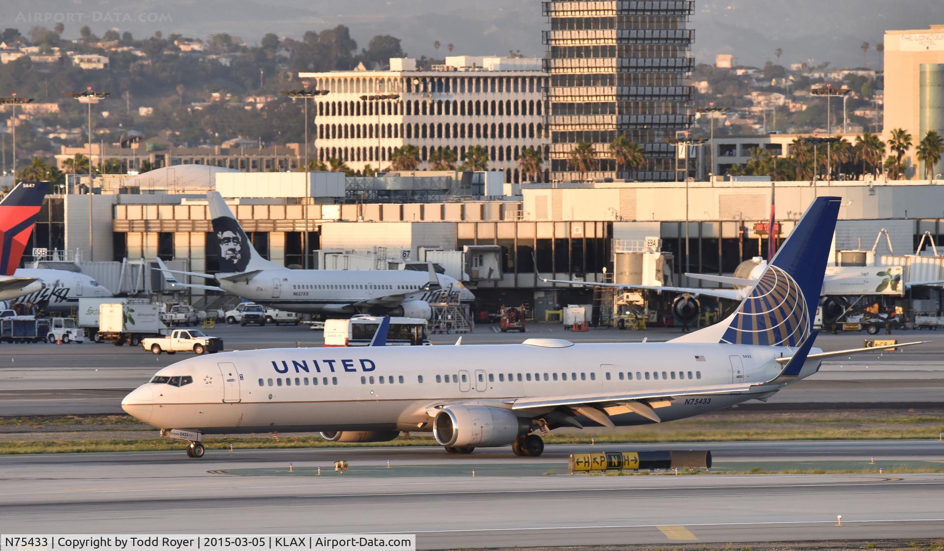 N75433, 2009 Boeing 737-924/ER C/N 33527, Arrived at LAX on 25R
