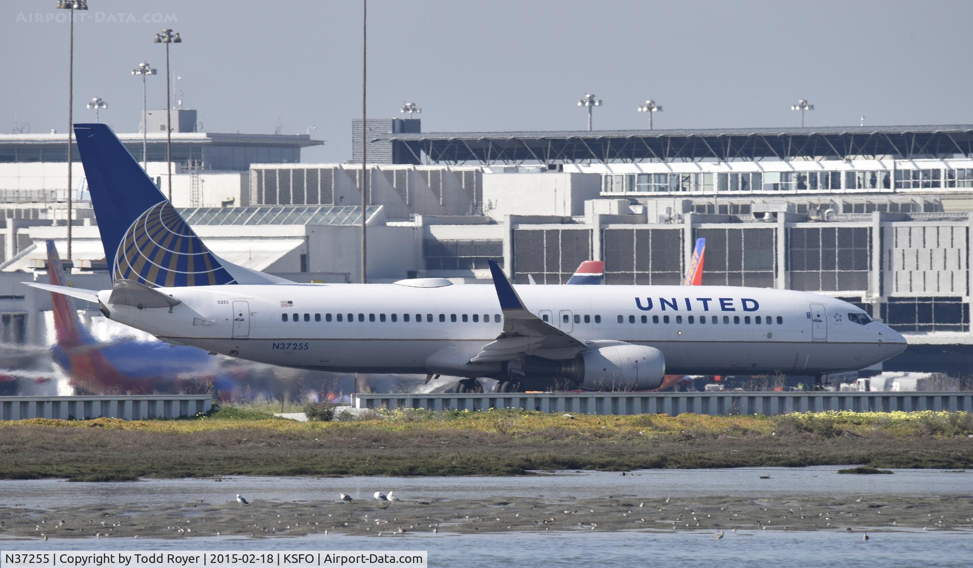 N37255, 2000 Boeing 737-824 C/N 30610, Departing SFO