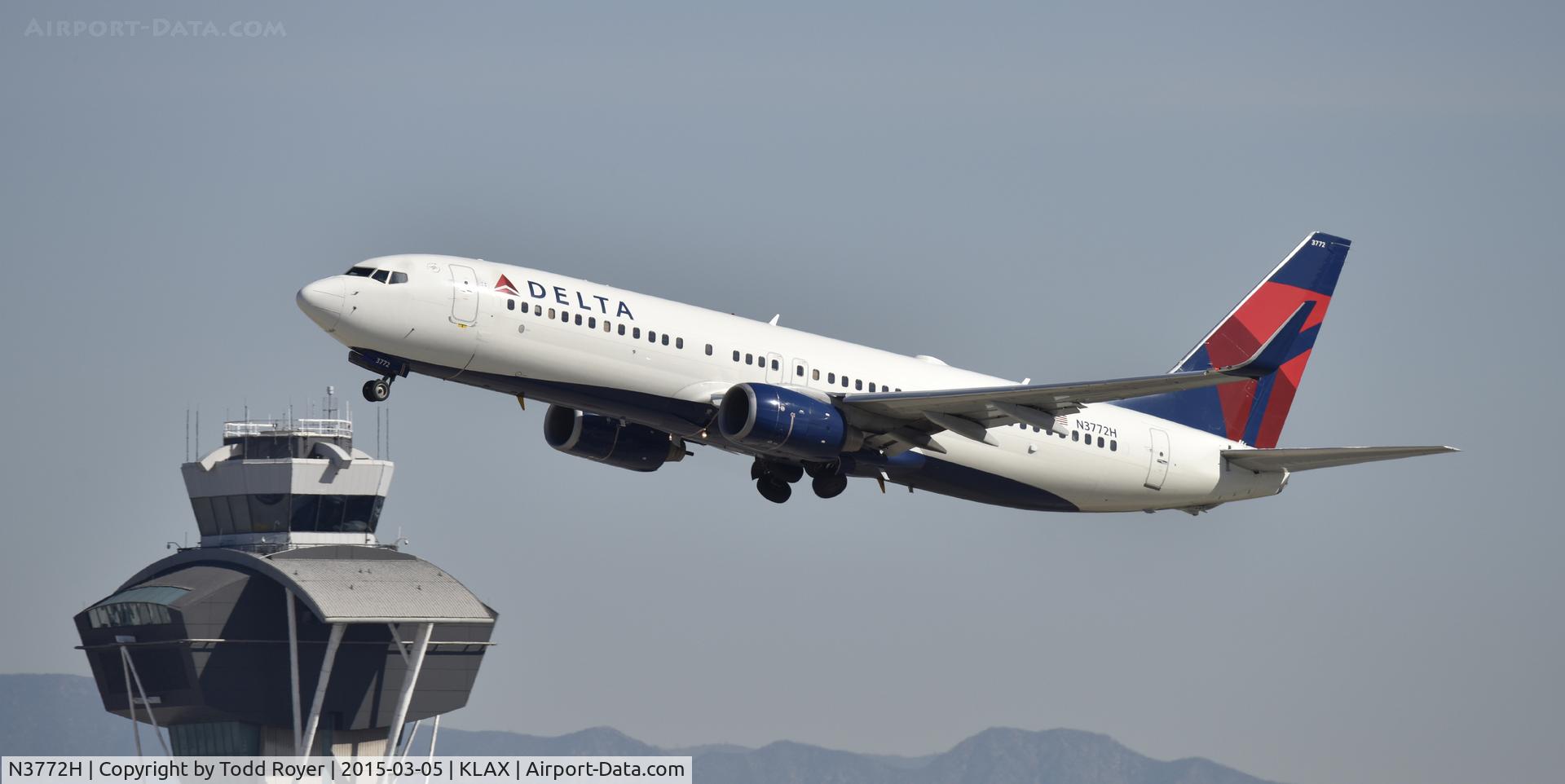 N3772H, 2010 Boeing 737-832 C/N 30823, Departing LAX on 25R