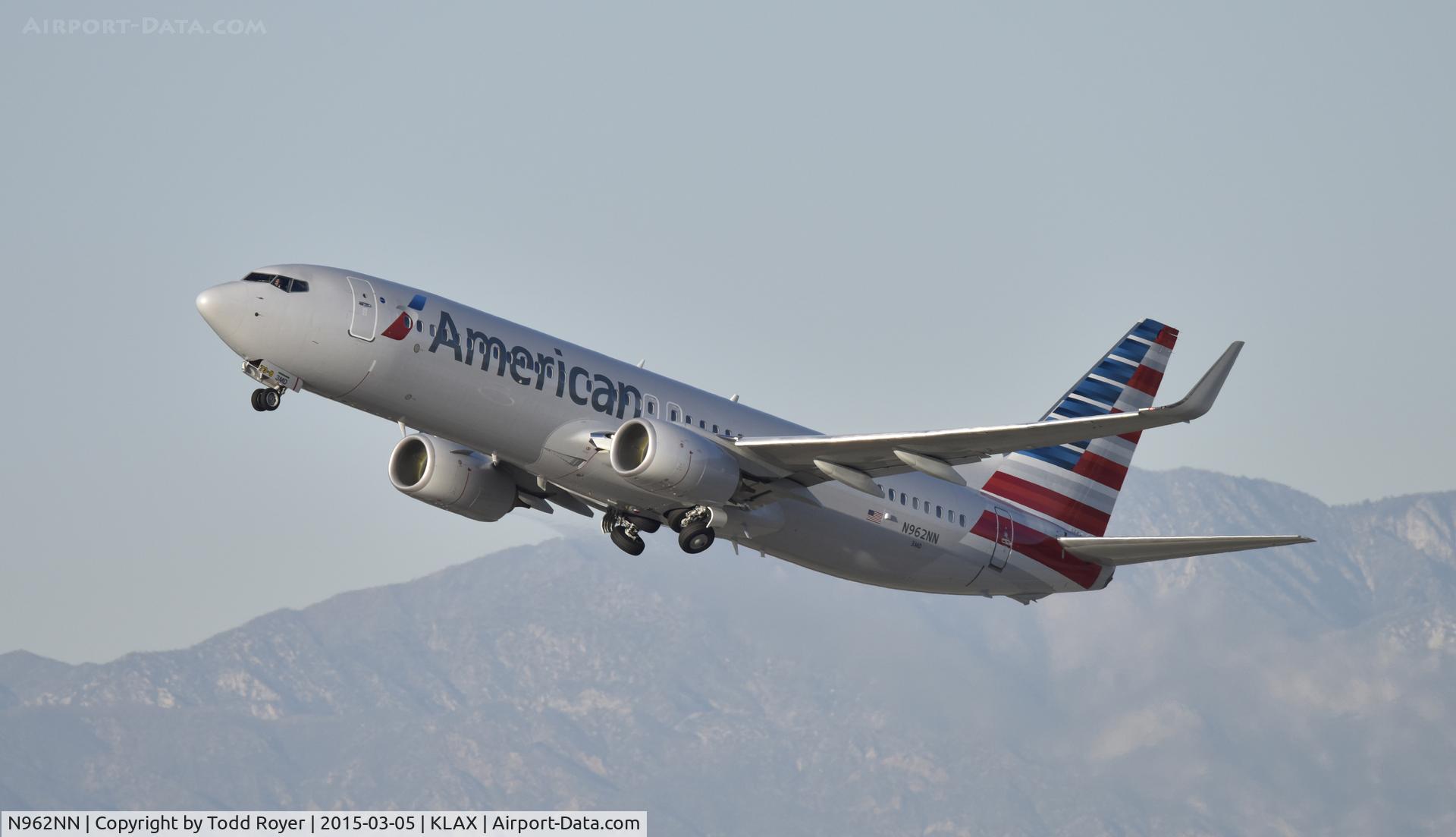 N962NN, 2014 Boeing 737-823 C/N 33331, Departing LAX on 25R