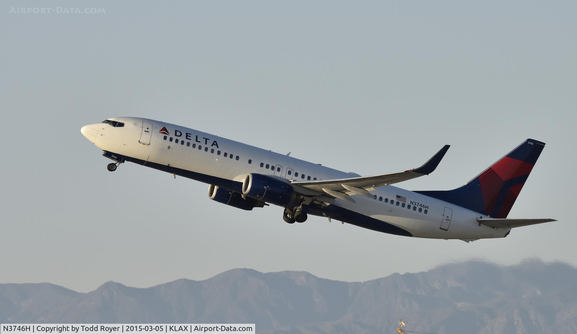 N3746H, 2001 Boeing 737-832 C/N 30488, Departing LAX on 25R