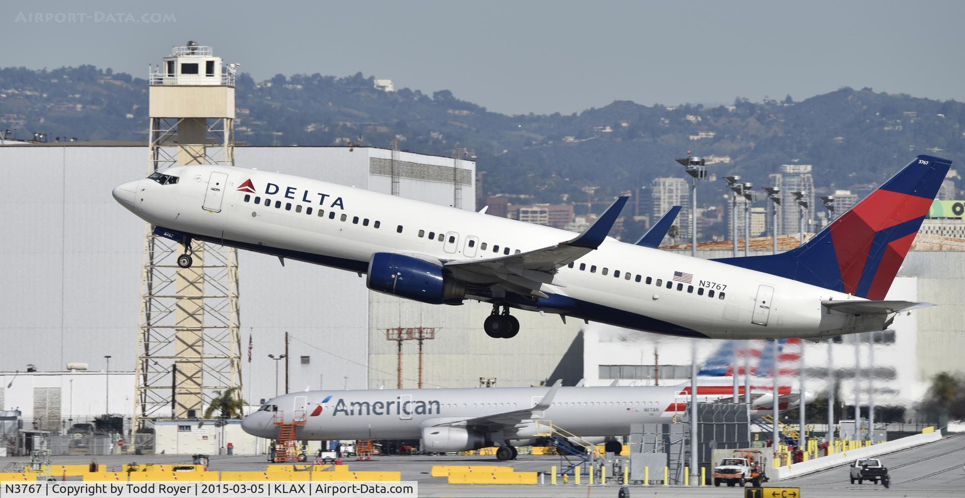 N3767, 2001 Boeing 737-832 C/N 30821, Departing LAX on 25R
